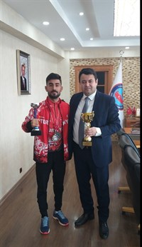 Kaymakamımız Ertuğrul AVCI Milli Atlet Sezgin ATAÇ ile birlikte.